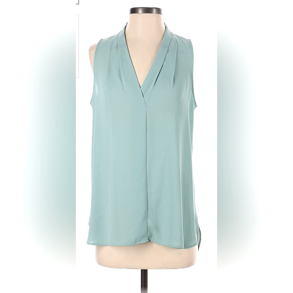 VINCE CAMUTO SLEEVELESS V-NECK TOP (PLUS SIZE)